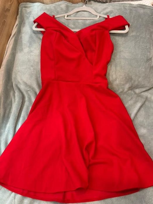 Чисто нова червена рокля