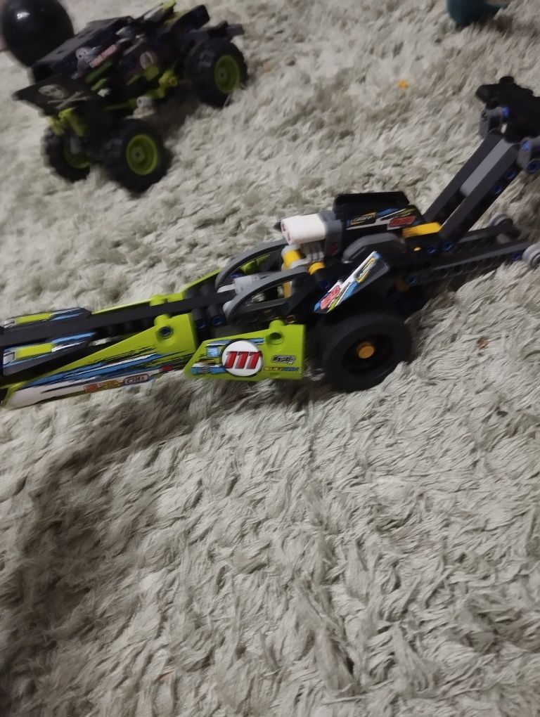 Машинка LEGO technic гоночный болид катается если оттолкнуть назад