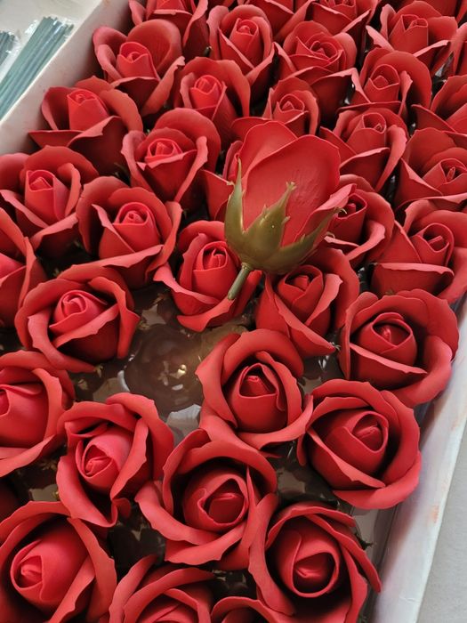 Vând trandafiri din spumă