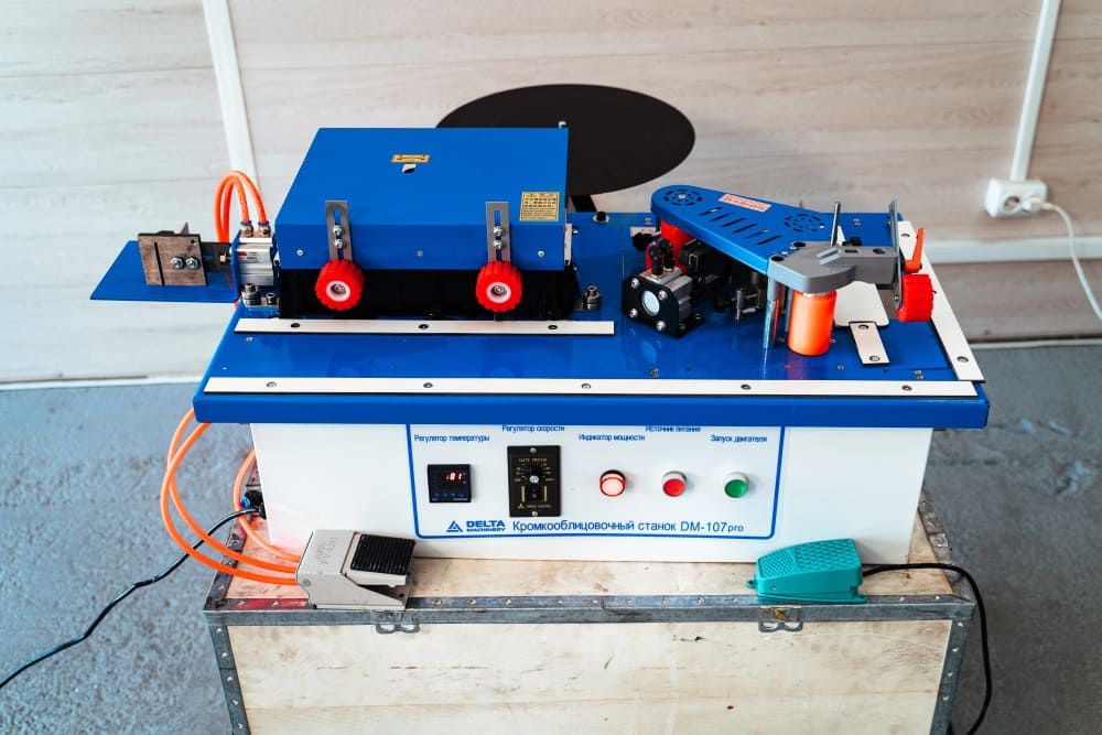 Кромкооблицовочный станок с поворотным клеевым узлом DM-107 PRO