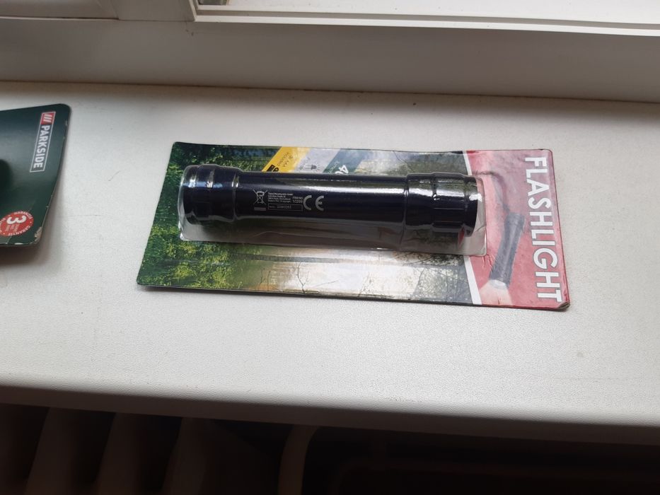 Два броя  фенери и трион  за рязане на  клони.