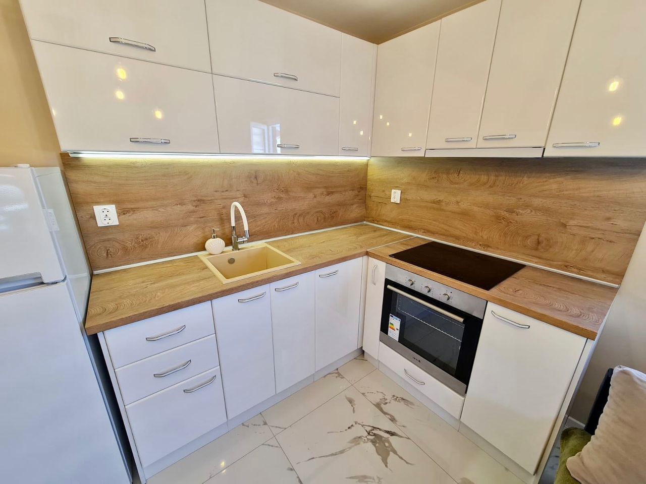 Дава се под наем Двустаен апартамент в Ямбол, Център - 56 кв.м за 306 € - Снимка #5