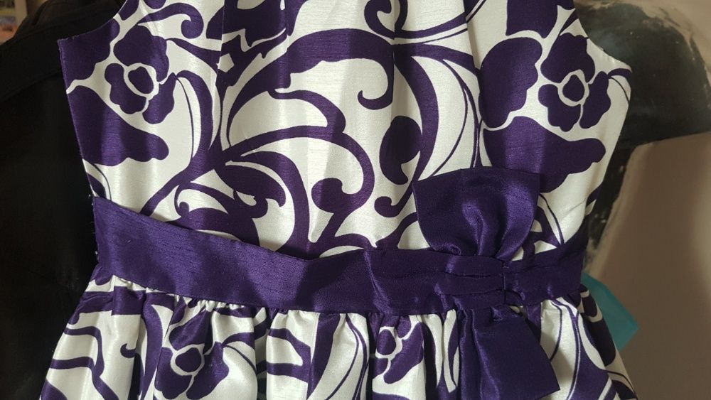 Rochita alb cu mov deosebita din SUA, marimea 7-9 ani, noua, nepurtata