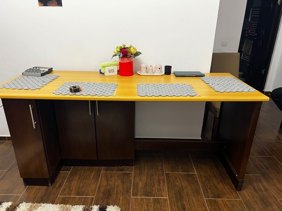 masă din lemn masiv cu dulapuri + 4 scaune