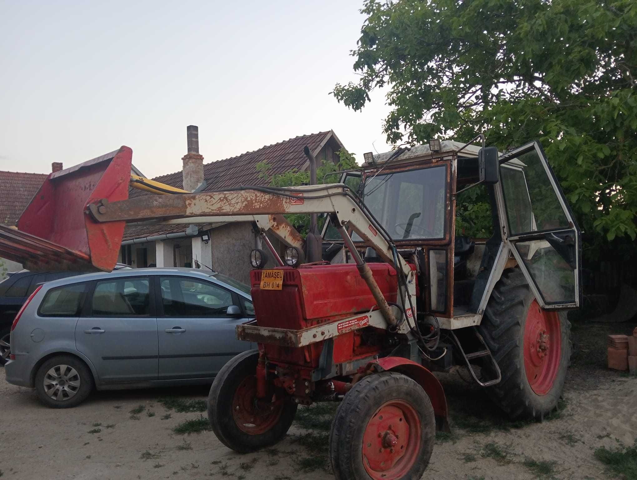 Vand tractor belarus cu incarcator frontal in stare buna.