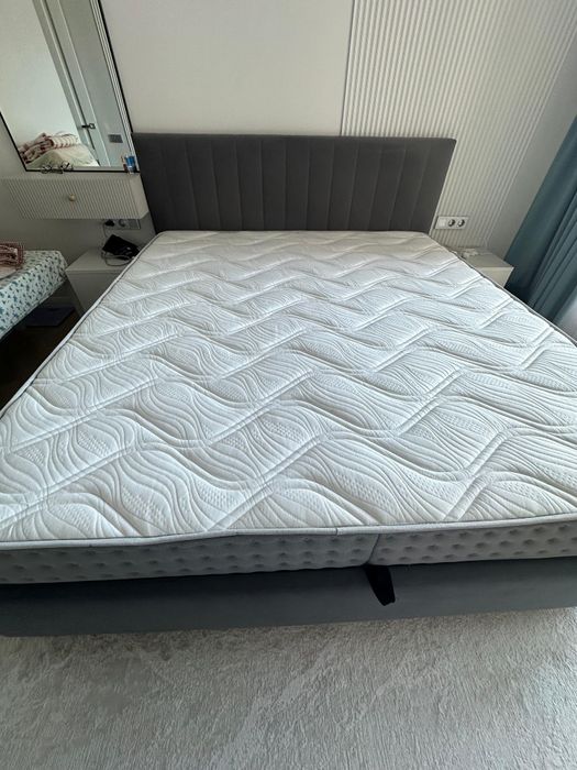 Двухспальная кровать продается в идеальном состоянии