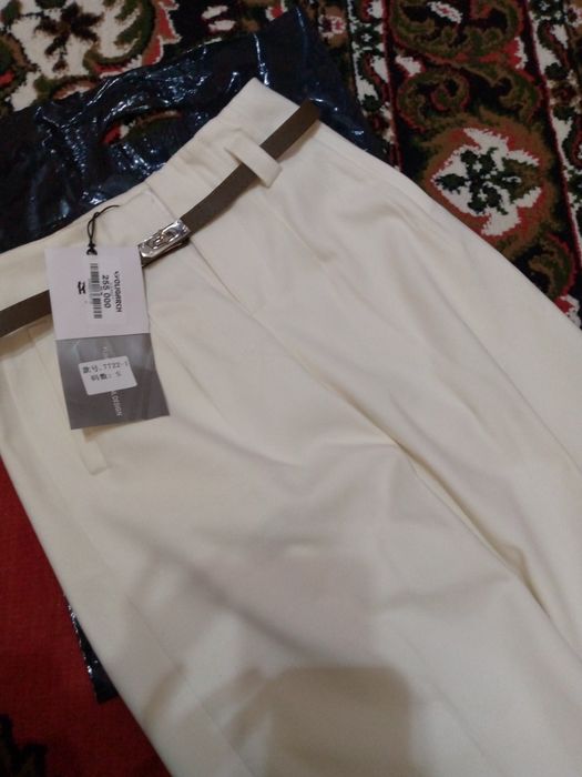 Oq shim yangi kiyimmdi