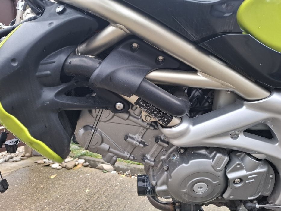 Dezmembrez sau vand întreg Suzuki SFV 650 Gladius
