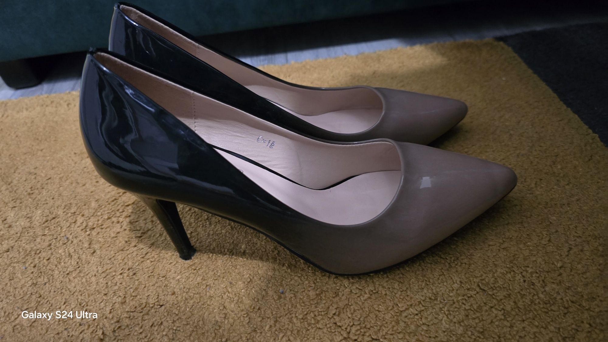 Vand pantofi cu toc dama marime 39