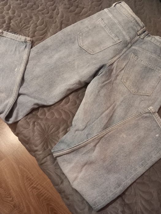 Blugi rupți în genunchi