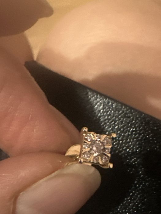 Сережки  пуссеты  с якусткими бриллиантами