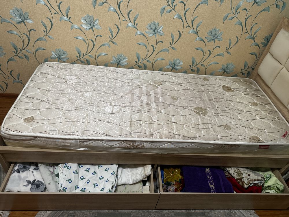 Продаю 1 спальную  кровать в отличном состоянии