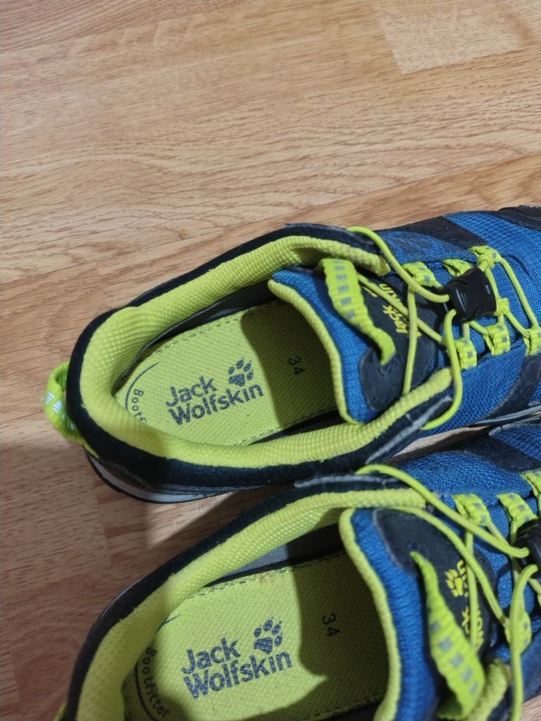 Vând adidași trekking jack wolfskin