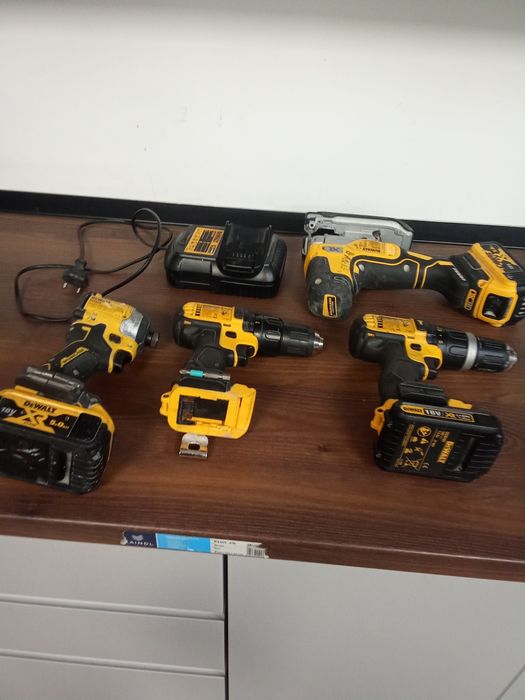 Set bormașini dewalt cu baterii și încărcător