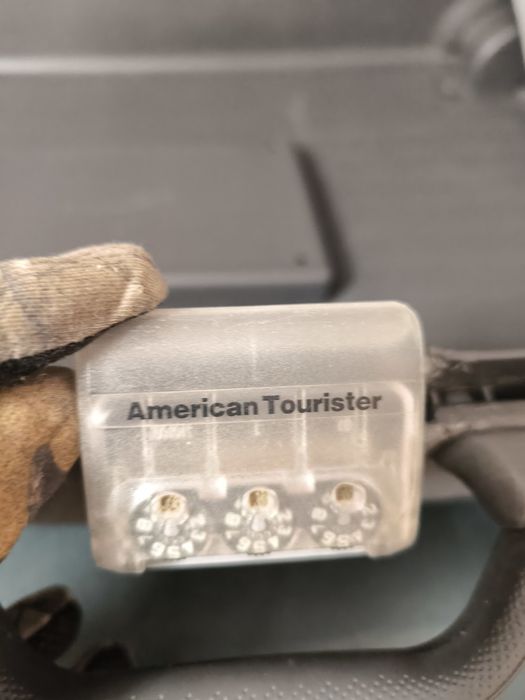 Куфар "американски турист" в добро състояние, работещ шифър.