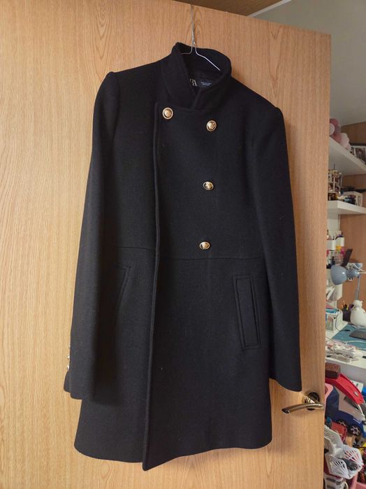 Palton nou Zara cu eticheta