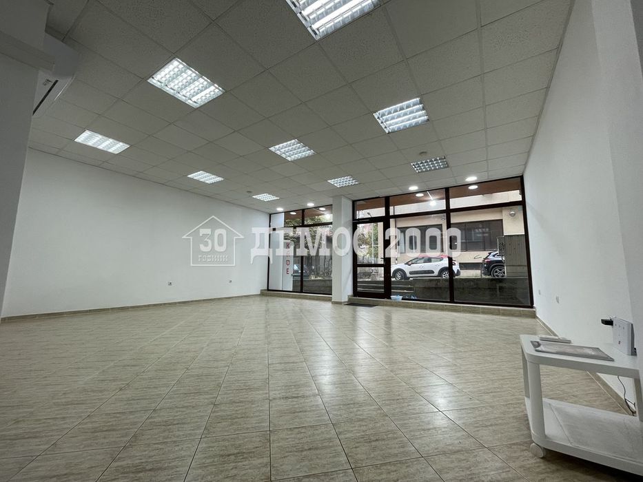 Отличен МАГАЗИН само партер с витрини