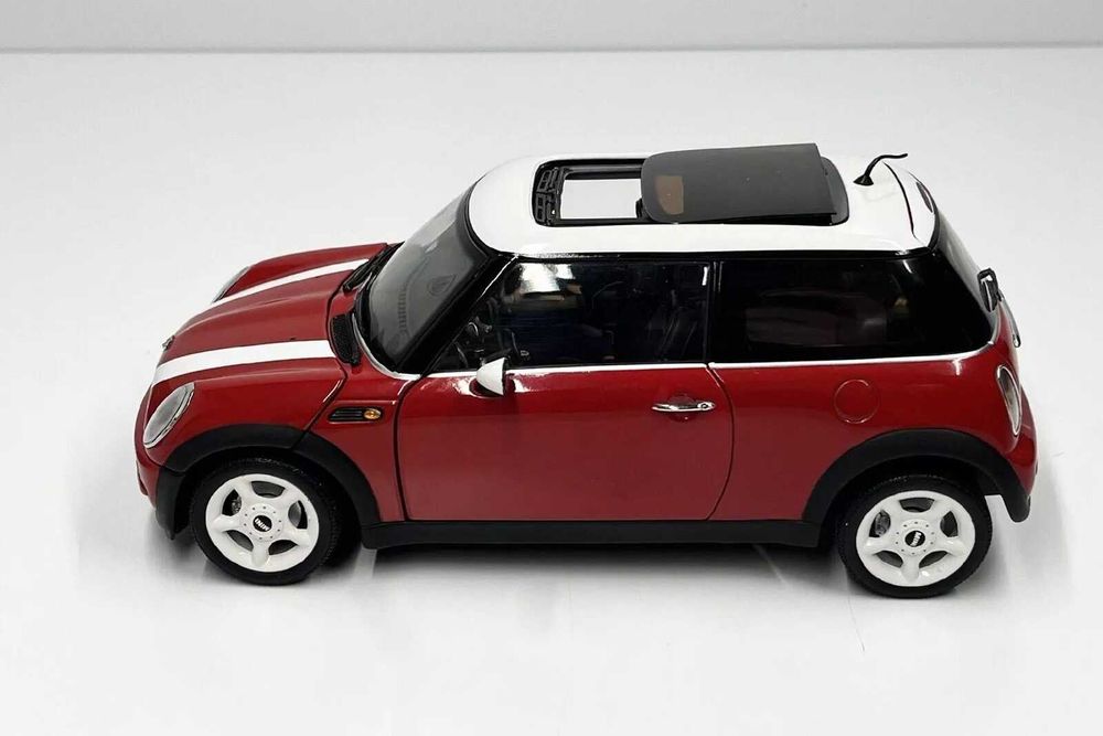 Продавам метална количка MINI Cooper R50 на Kyosho в мащаб 1:18