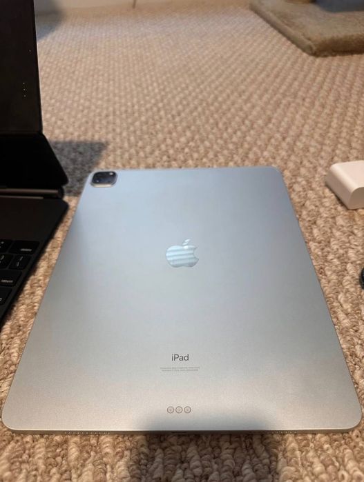 Apple iPad Pro M1 1TB Sim Card  + Magic Keyboard.
