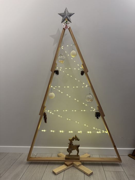 Елегантна и Минималистична Ръчно Изработена Дървена Коледна Елха