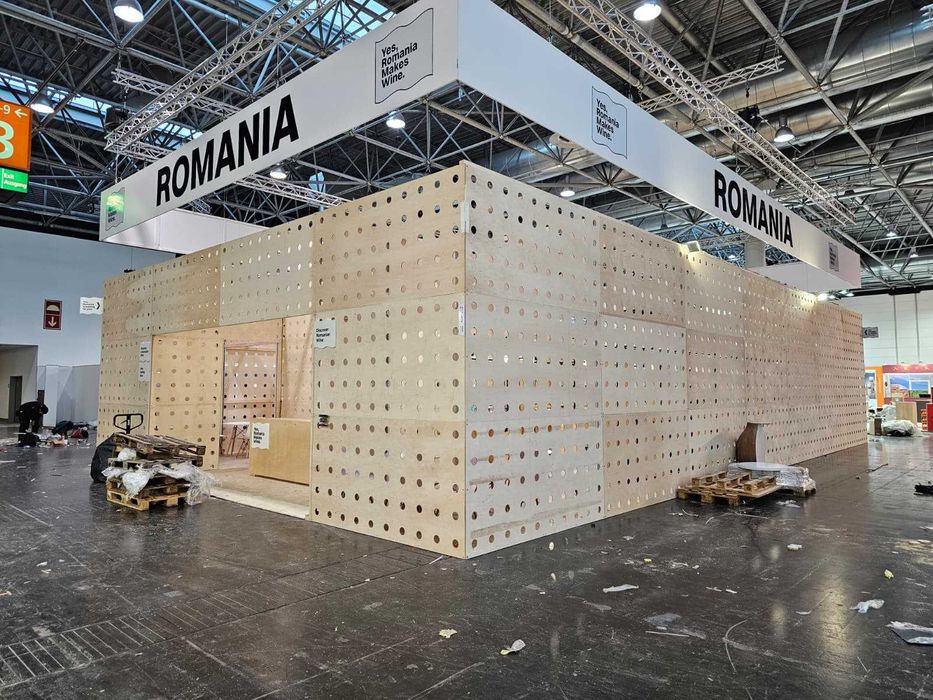 Mobilier comercial și standuri expoziționale – la comandă