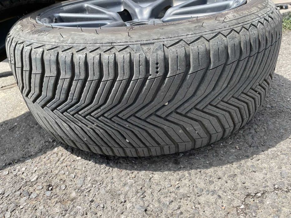 Продавам MIchelin crossclimate 2 всесезонни гуми 235/45/18 Dot 2023 5m