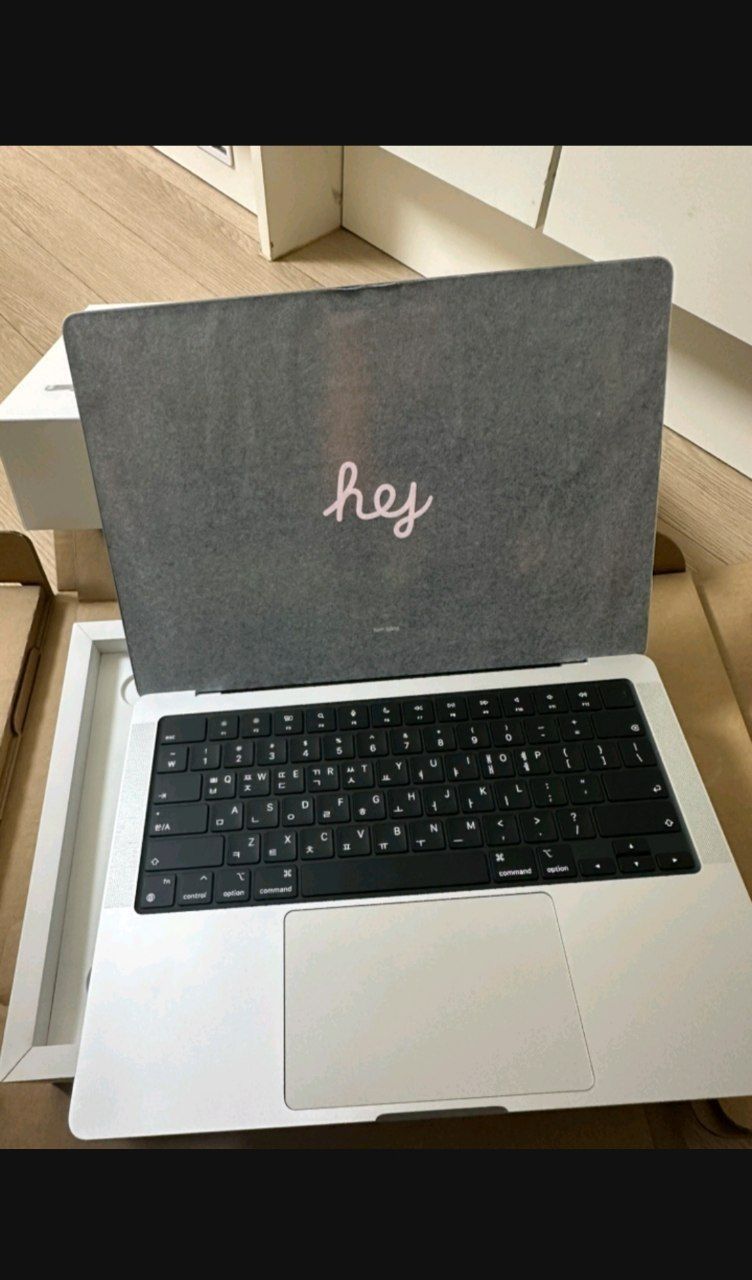MacBook Pro M4 Silver 14 dyum (16GB/512GB) 2 marta zaryad olgan yangi