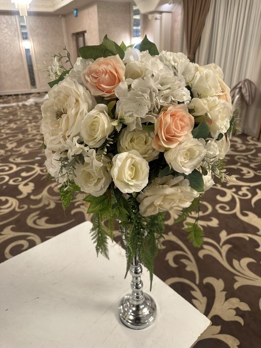 200 lei/bucata (suport+aranjament floral)