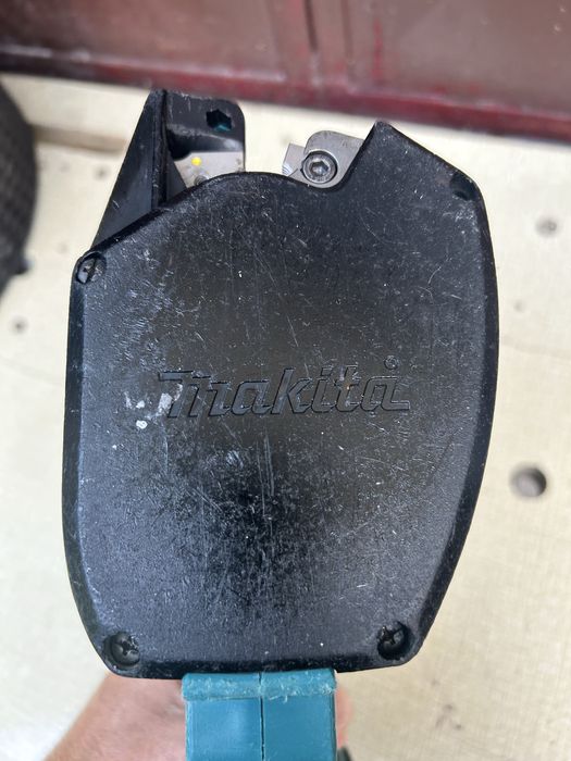 Masina taiat bare filetate Makita DCS102
