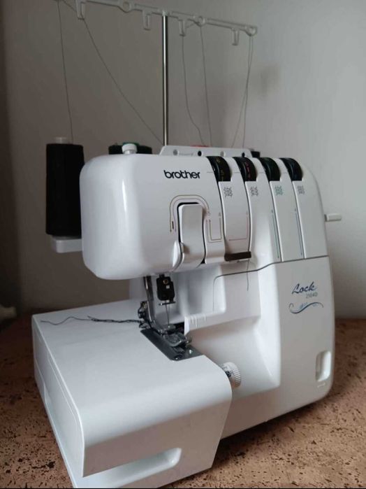 Mașină de surfilat brother 2014D