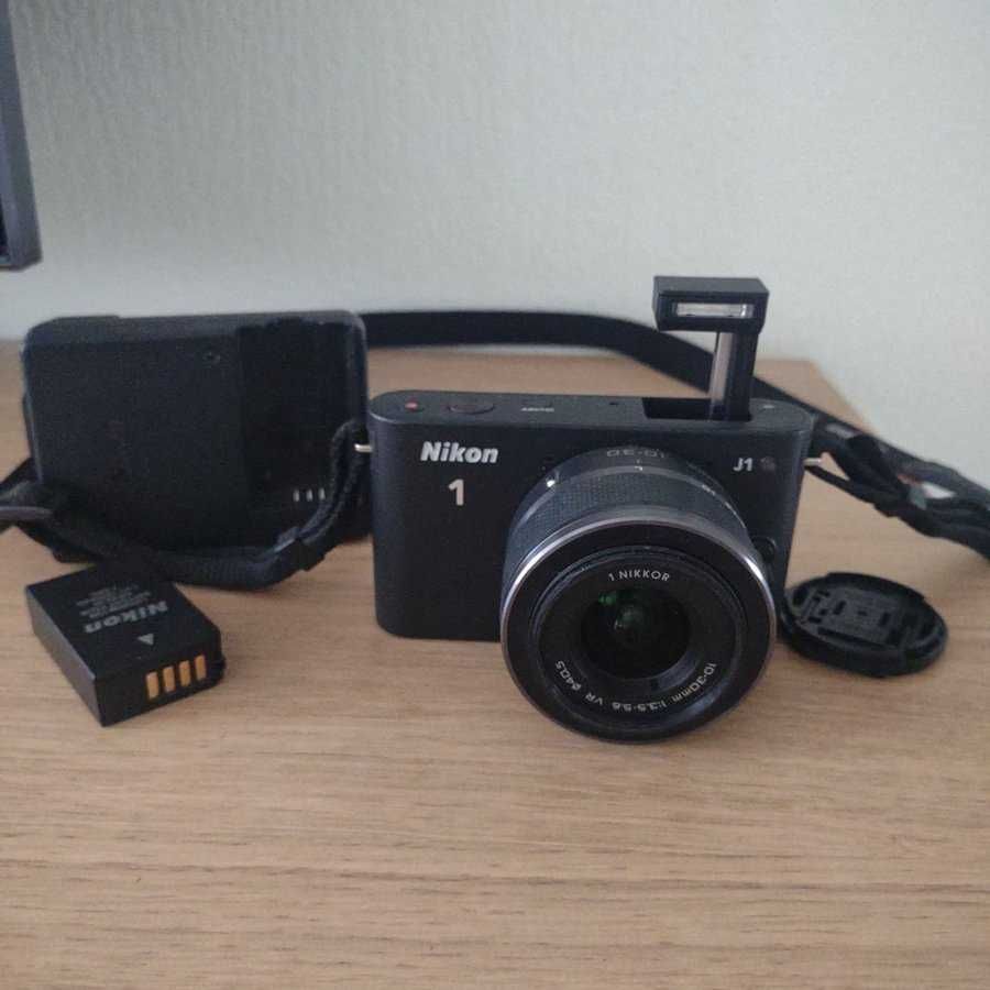 Фотоапарат Nikon 1J1 - с обектив Nikon 1 Nikkor 10-30mm f/3.5-5.6 VR |