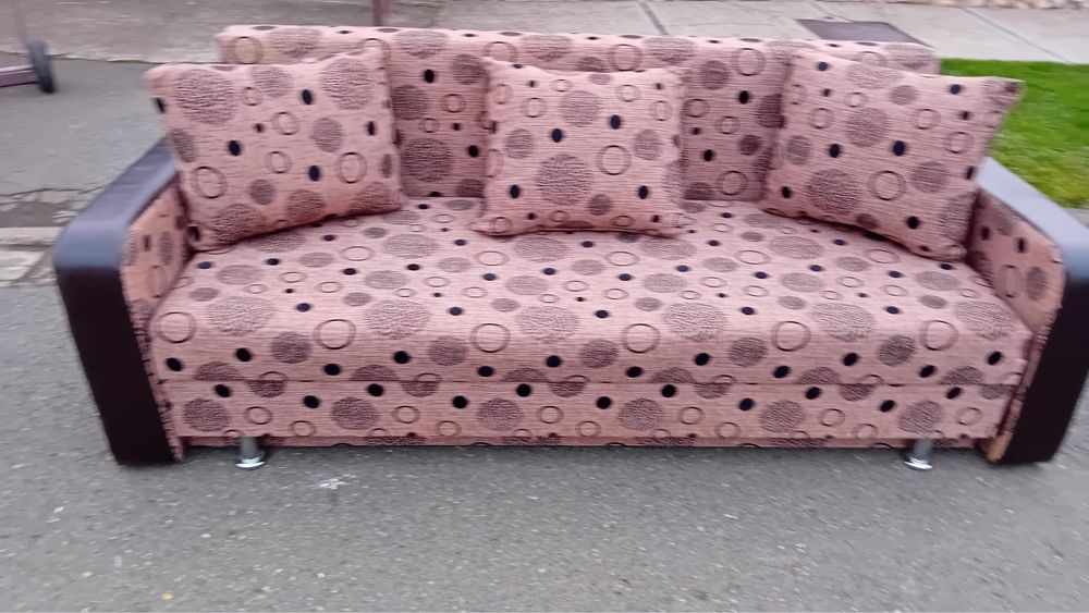 Canapea extensibila cu lada  pentru haine