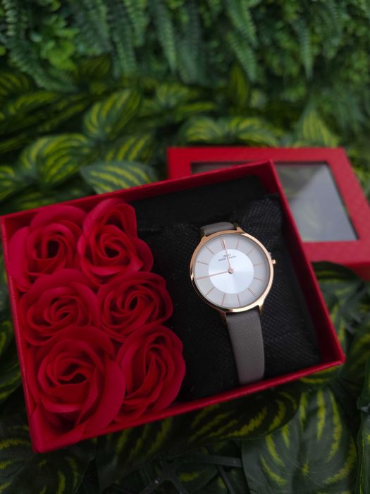Подаръчен комплект часовник IBSO + рози