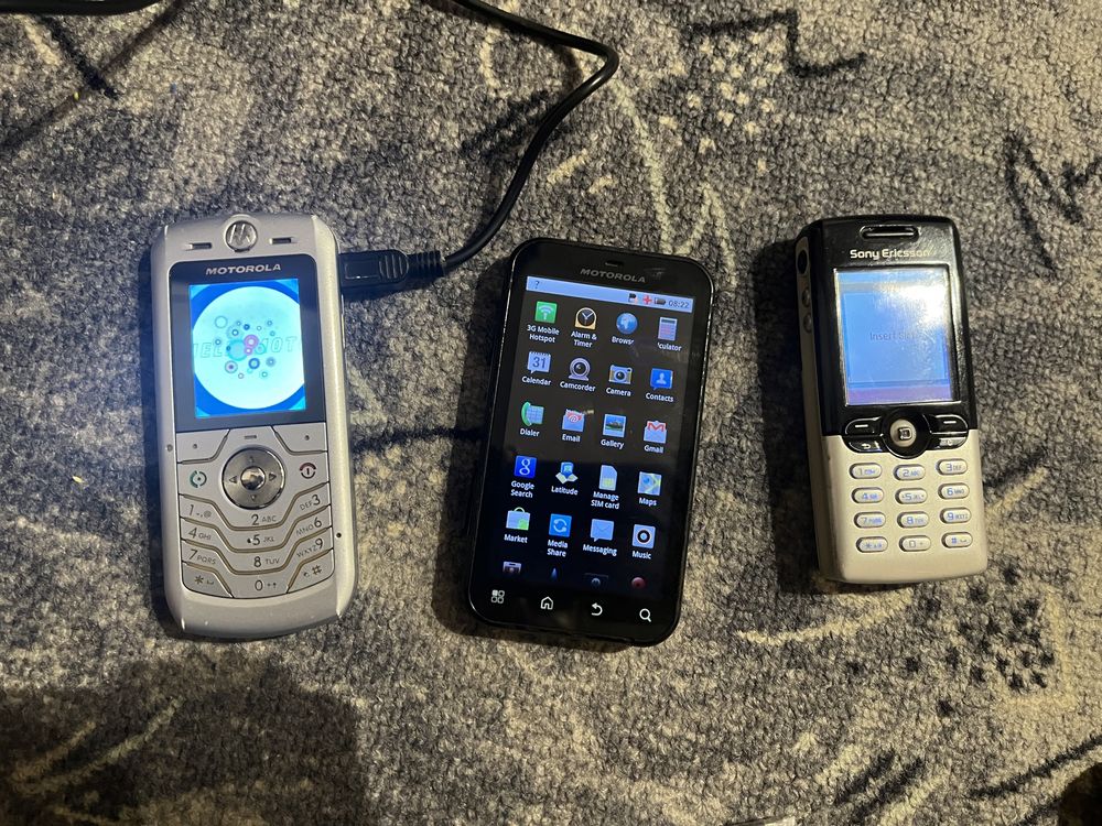 Vând 3 telefoane Motorola L6, Sony Ericsson T610 și Motorola Defy