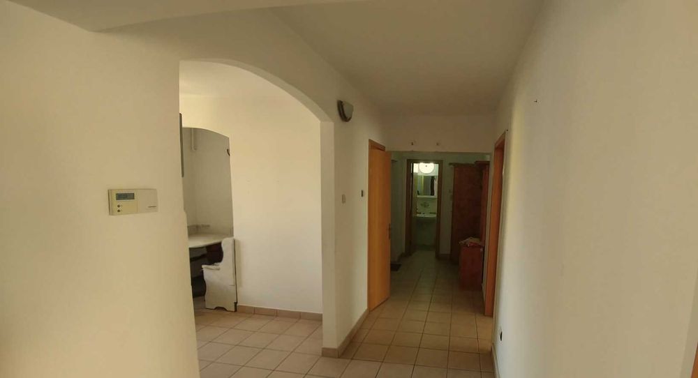 Apartament spațios cu 3 camere, construit în 2001