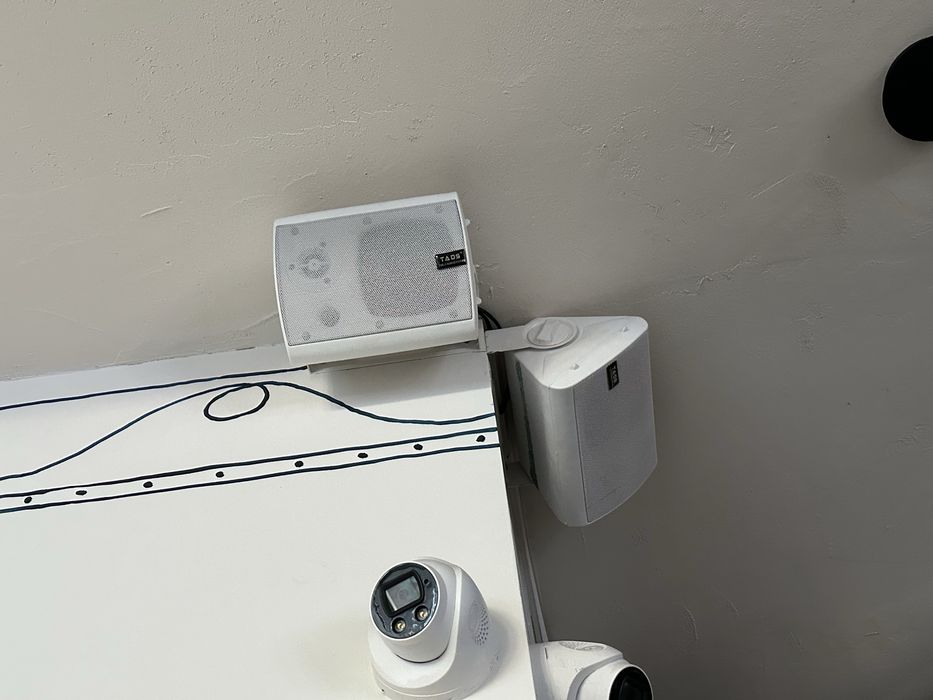 Колонки и камеры, светильники и трековое освещение