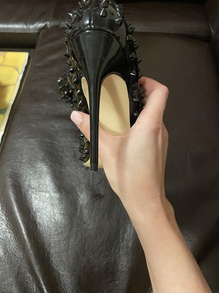 Дамски обувки с шипове