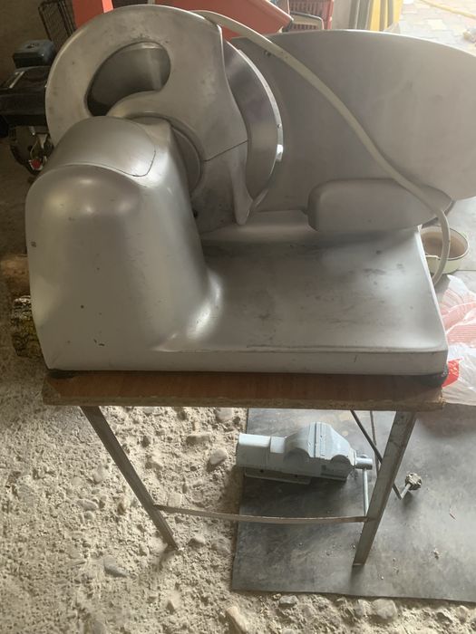 Vand feliator profesional pentru carne