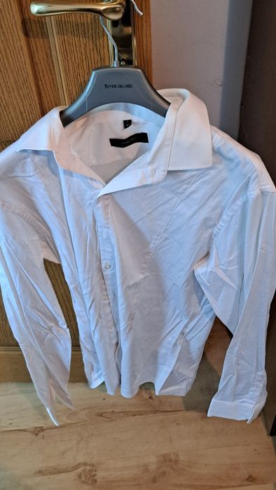 Продавам Официални Мъжки ризи

1. риза л цена 20лв
2.риза цена 40лв 2х