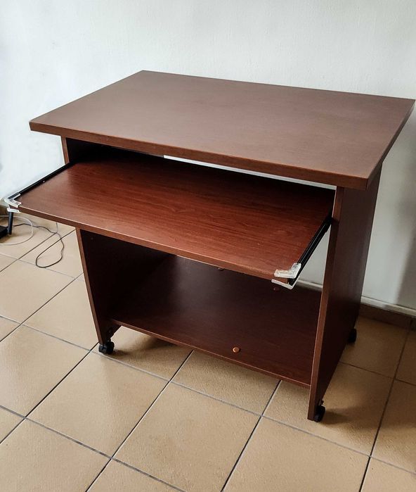 Компактно бюро на колелца