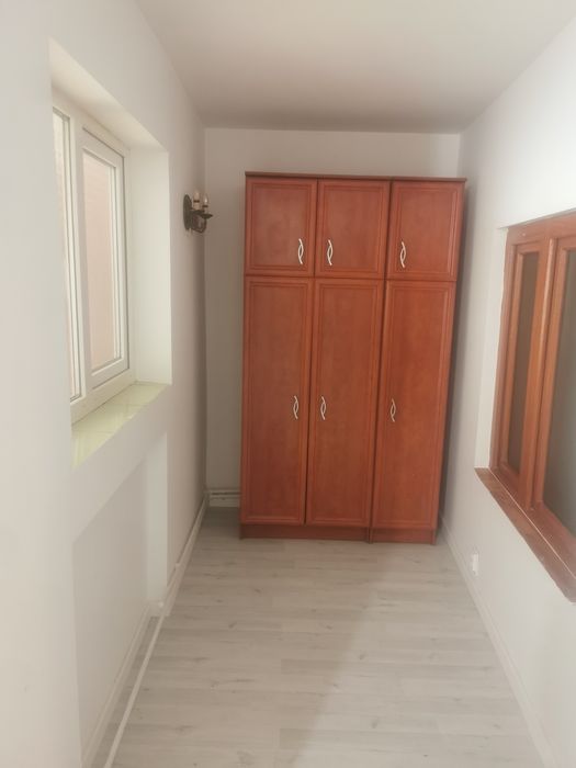 Inchiriez casa la curte