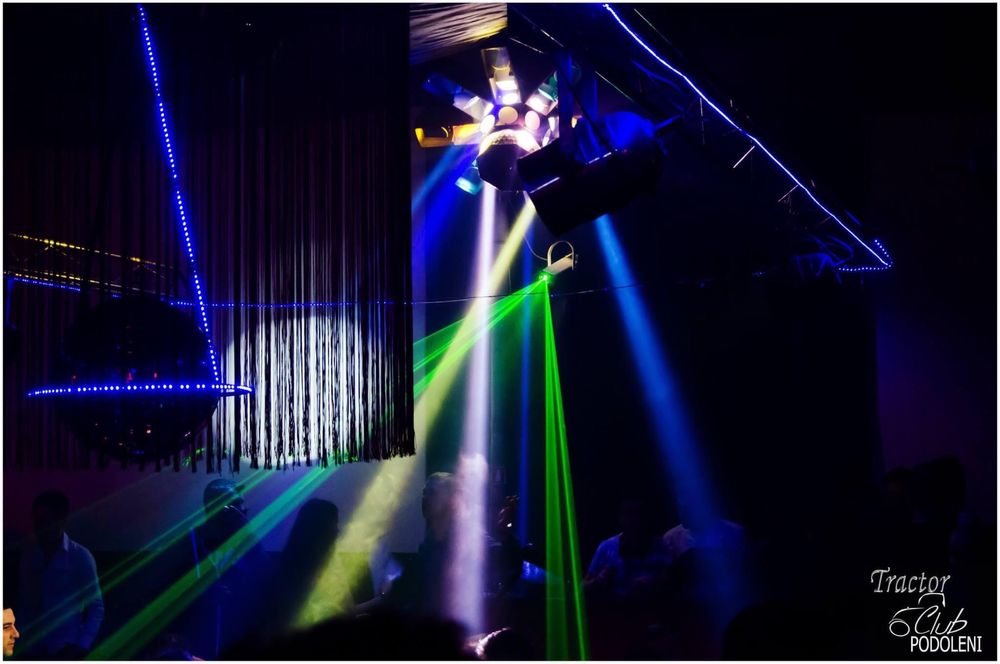 Player , mixer , amplificare ,sunet, lumini .