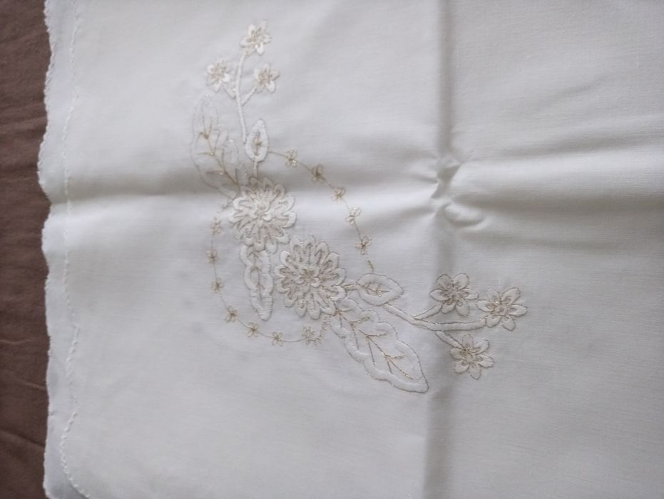 Set față de masă brodată