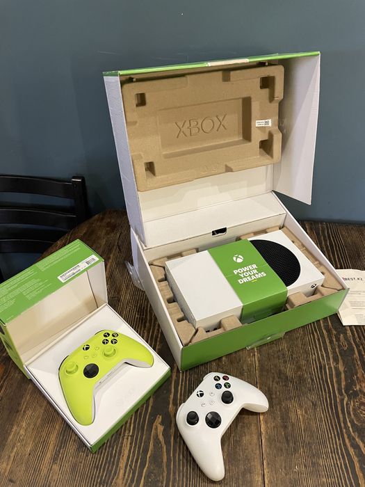 Xbox series S 512 Gb ( два геймпада)