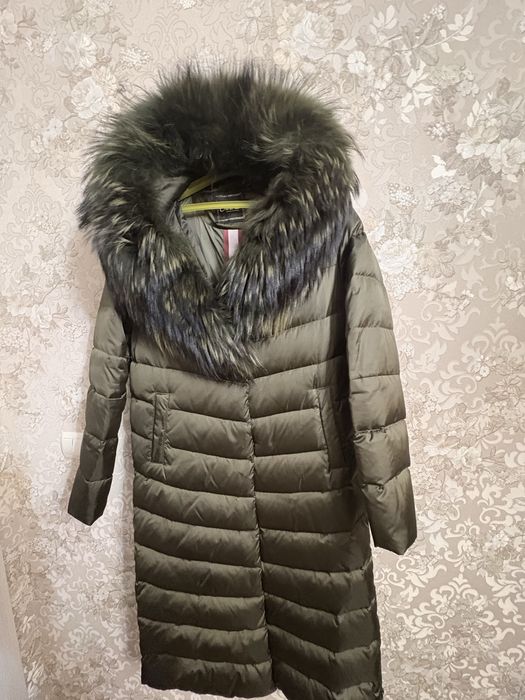 Женская одежда : Осень- зима в отличном состояние , воротник снимаетьс