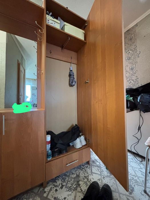 Продаем шкаф в прихожую с зеркалом