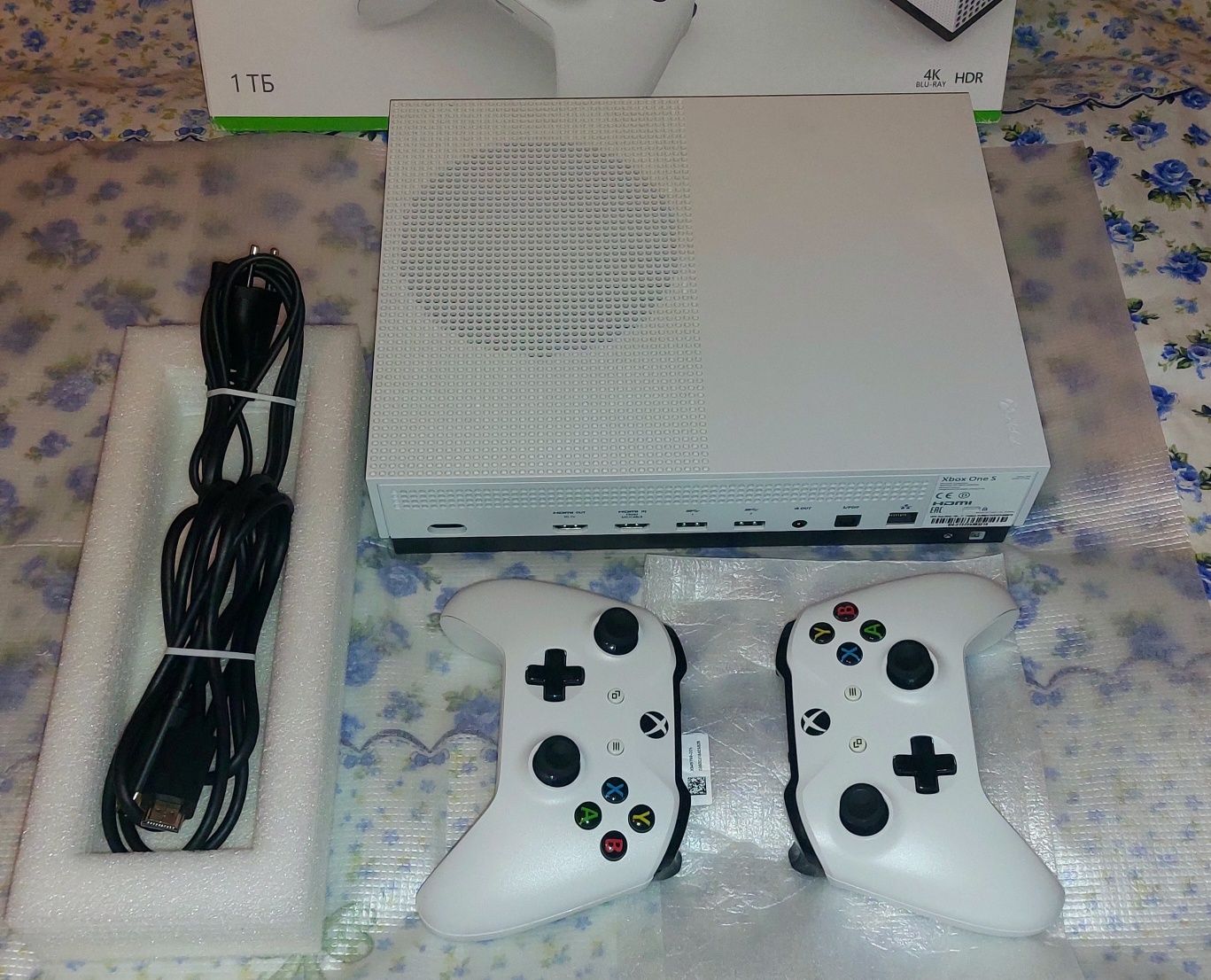 Xbox one s  1 тб 4kHDR 2 дж+ 4 диск