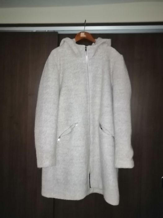 Vs s f urgent haina de stofa crem , cu gluga , starefbuna