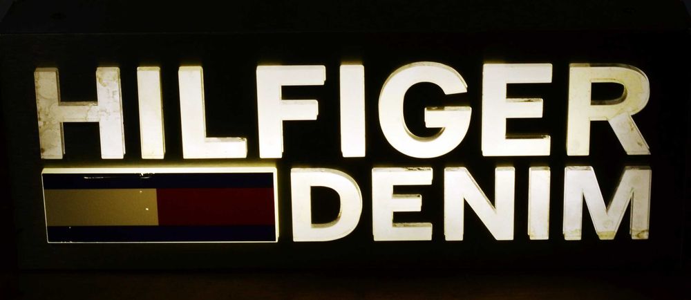 Reclama luminoasa Tommy Hilfiger DENIM