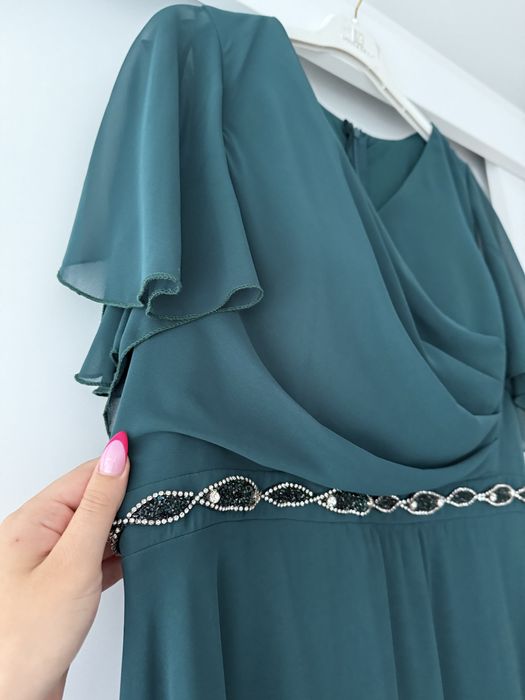 Зелена дълга рокля с камъчета